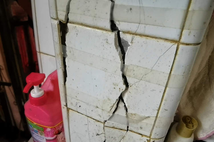 墙面砖开裂是怎么造成的(墙面砖开裂原因及处理办法) 墙面砖开裂是怎么造成的(墙面砖开裂原因及处理办法)